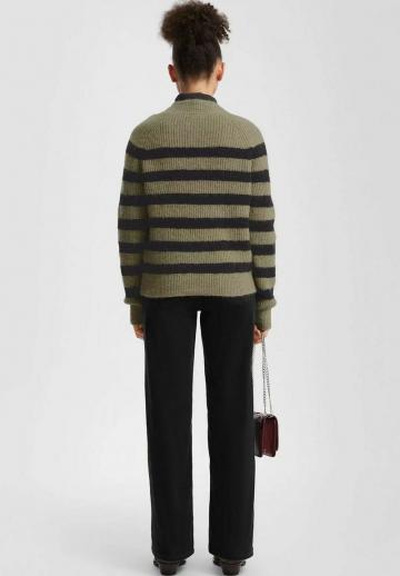Пуловер в полоску