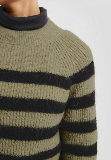 Пуловер в полоску