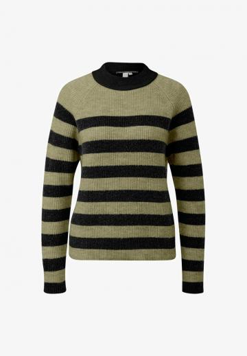 Пуловер в полоску