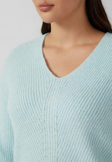 Пуловер с вырезом V