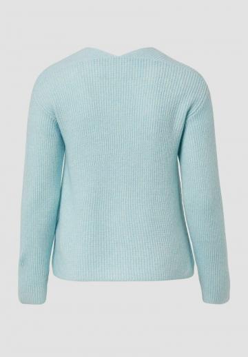 Пуловер с вырезом V