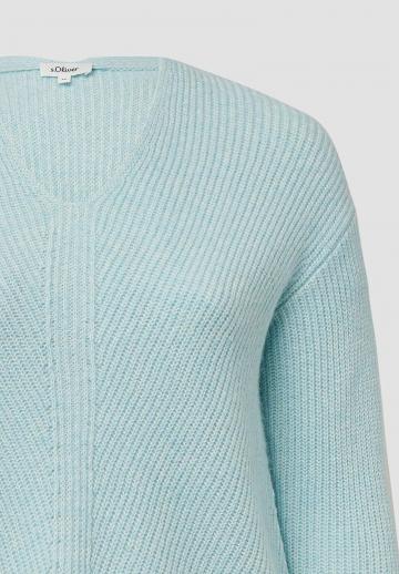 Пуловер с вырезом V