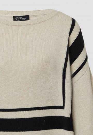 Пуловер в полоску