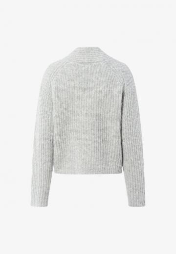 Пуловер с вырезом V