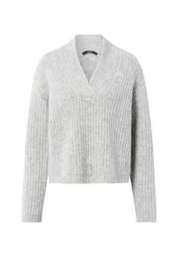 Пуловер с вырезом V