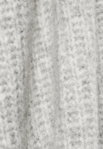 Пуловер с вырезом V