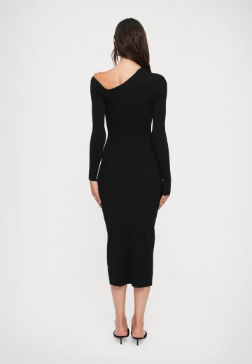 Вязаное платье