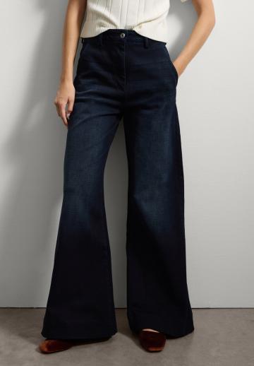 Клешеные джинсы