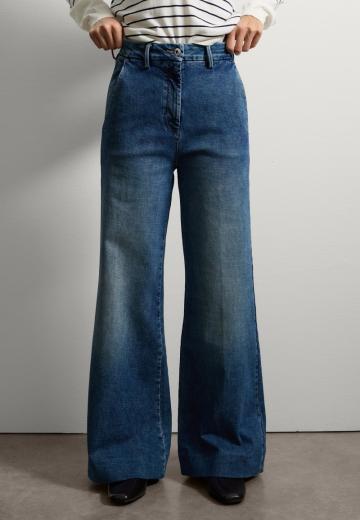 Клешеные джинсы