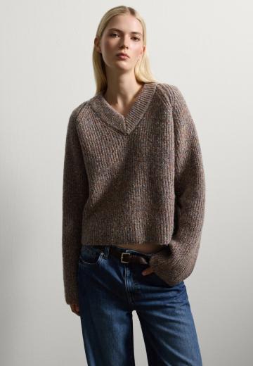 Пуловер с вырезом V