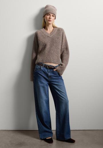 Пуловер с вырезом V