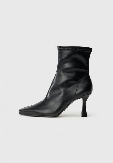 Высокие сапоги