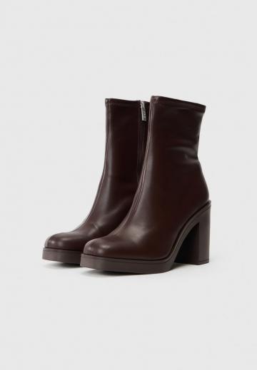 Высокие сапоги