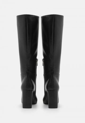 Высокие сапоги