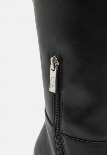 Высокие сапоги