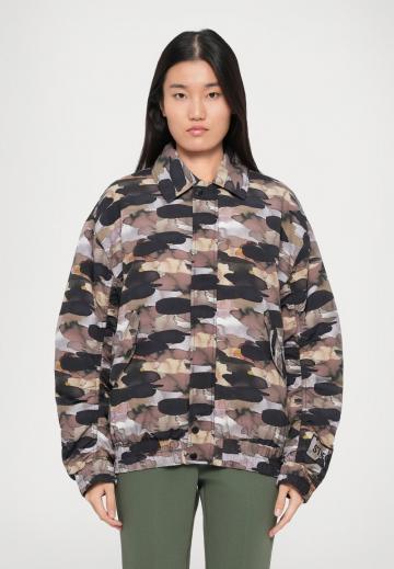 Куртка с накладнымит карманами