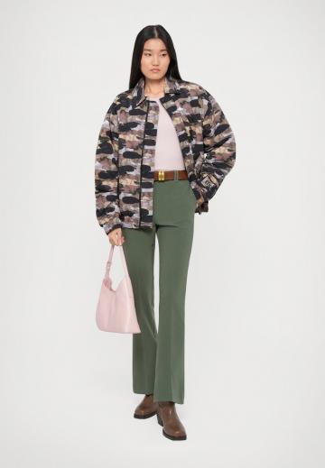 Куртка с накладнымит карманами