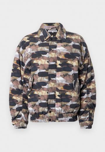 Куртка с накладнымит карманами