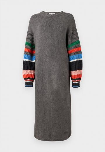 Вязаное платье