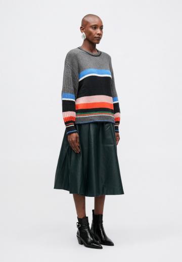 Пуловер в полоску
