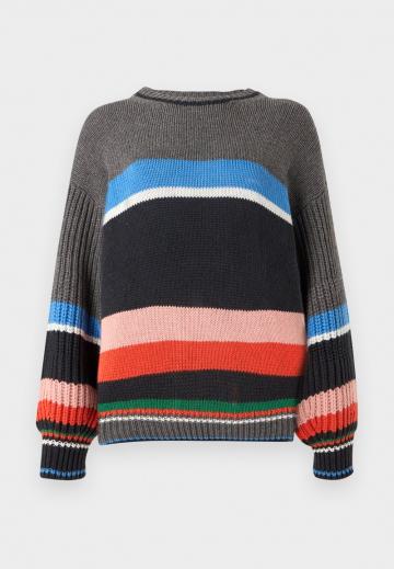 Пуловер в полоску