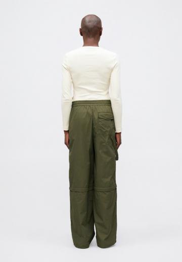 Брюки с накладными карманами