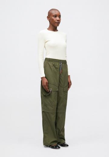 Брюки с накладными карманами