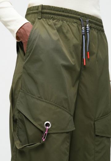 Брюки с накладными карманами