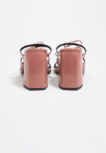 Босоножки на каблуке