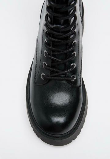 Ботинки на шнуровке