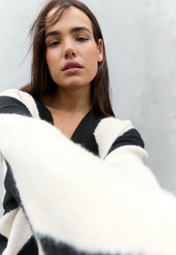 Жаккардовая вязаная кофта