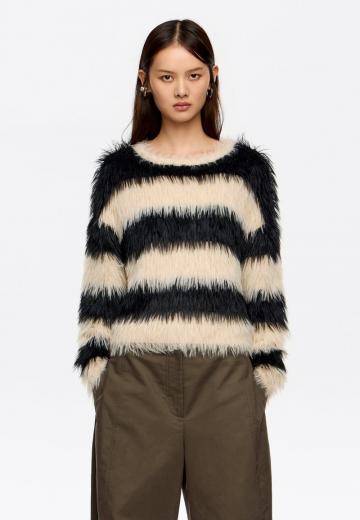 Пуловер в полоску