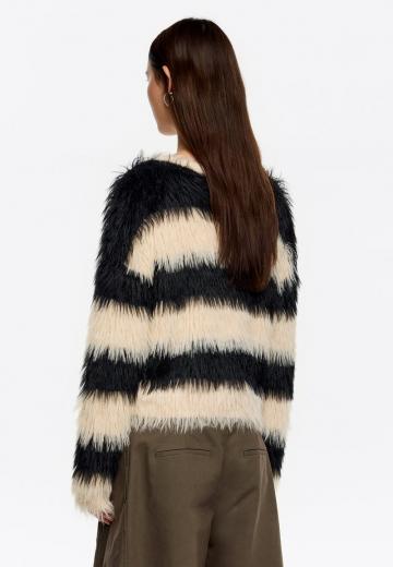 Пуловер в полоску