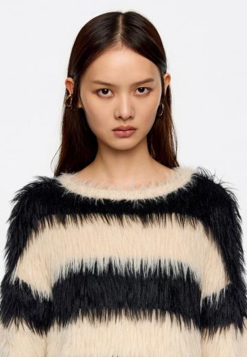 Пуловер в полоску