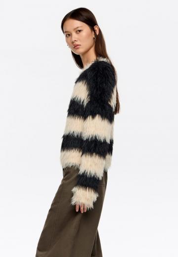 Пуловер в полоску