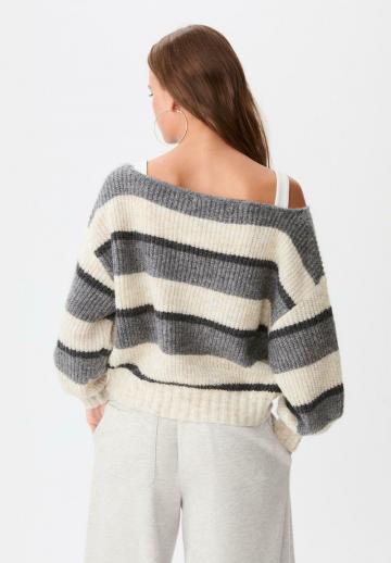 Пуловер в полоску