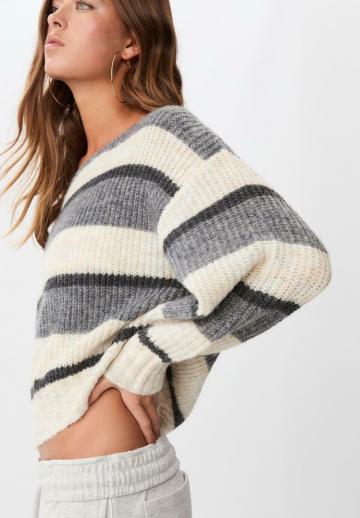 Пуловер в полоску