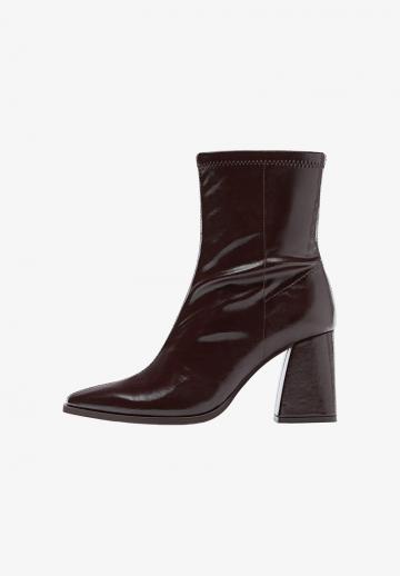 Высокие сапоги