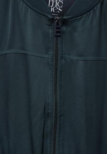 Куртка с накладнымит карманами