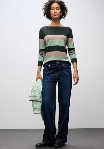 Пуловер в полоску