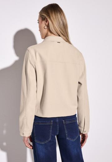 Куртка с накладнымит карманами