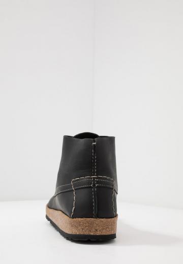 Ботинки на шнуровке