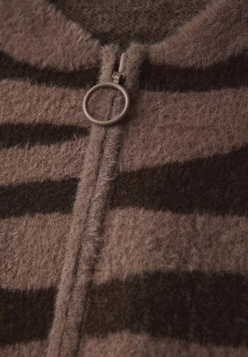 Жаккардовая вязаная кофта