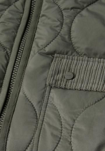 Куртка с накладнымит карманами