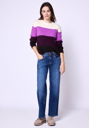 Пуловер в полоску