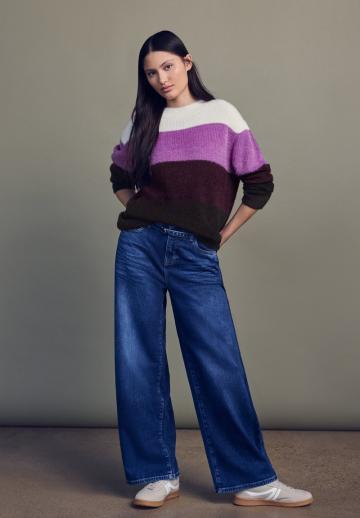 Пуловер в полоску