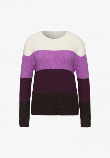 Пуловер в полоску