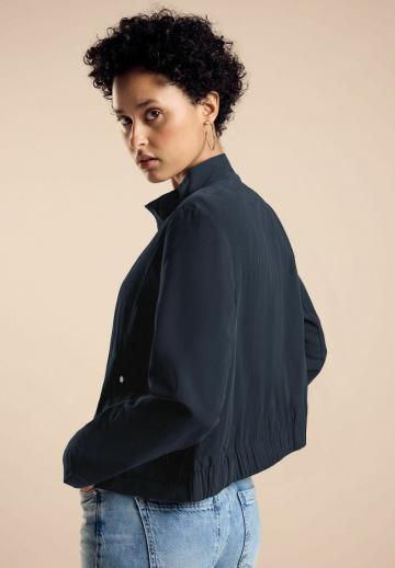 Куртка с накладнымит карманами