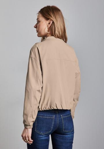 Куртка с накладнымит карманами