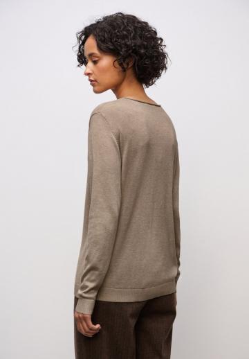 Пуловер с вырезом V